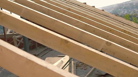 在建造屋顶横线系统时安装木束木束装置视频的预览图
