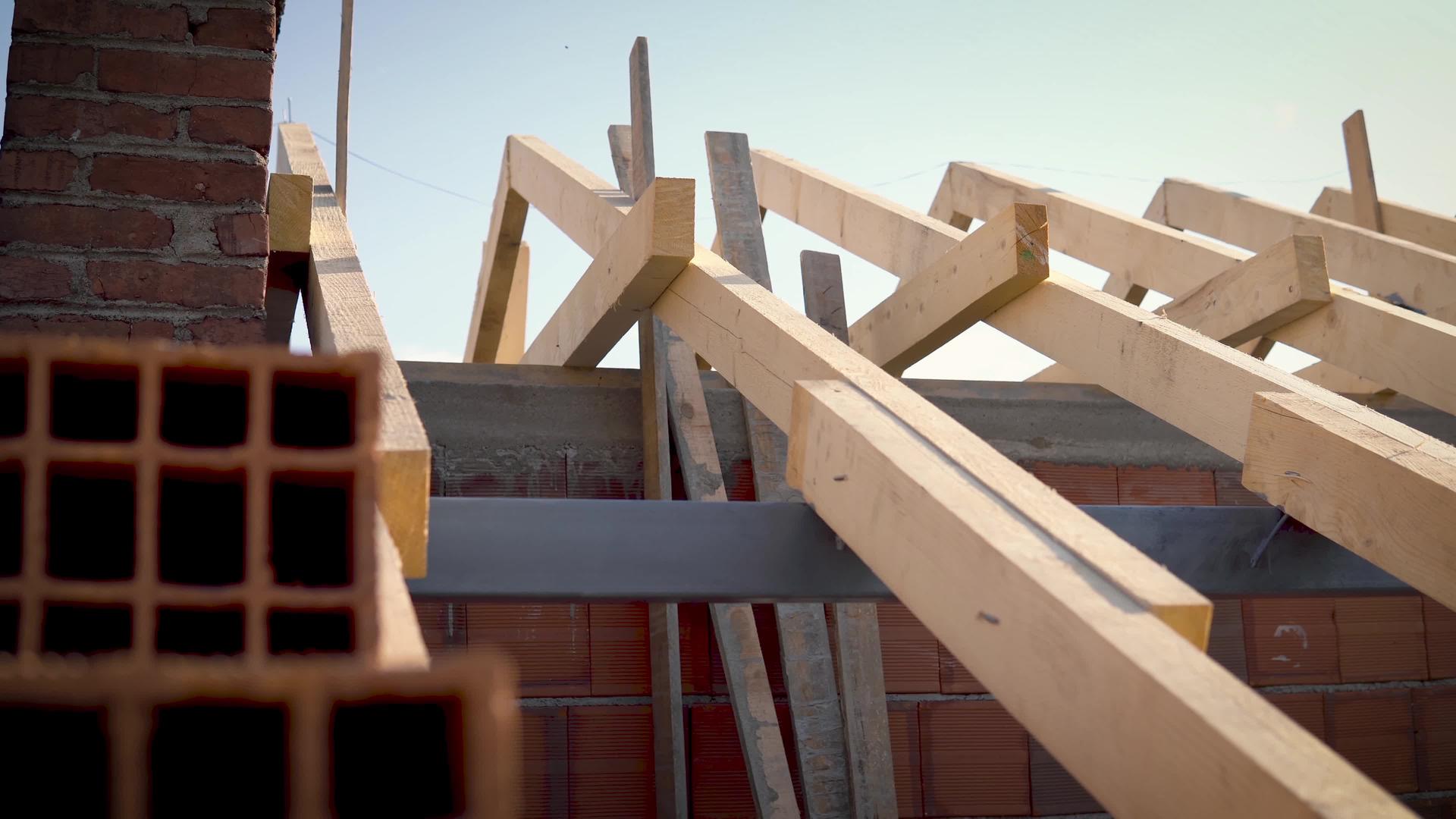 在建造屋顶横线系统时安装木束木束装置视频的预览图