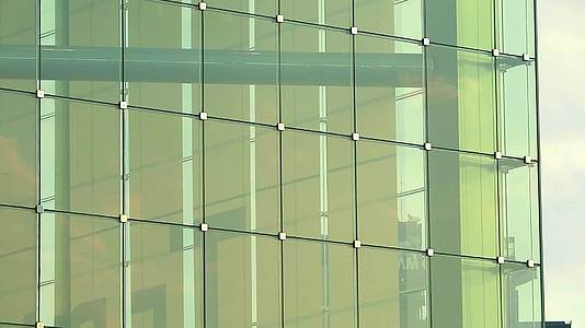 节能建筑由清晰的玻璃制成以照亮建筑的内部1a节省能源视频的预览图