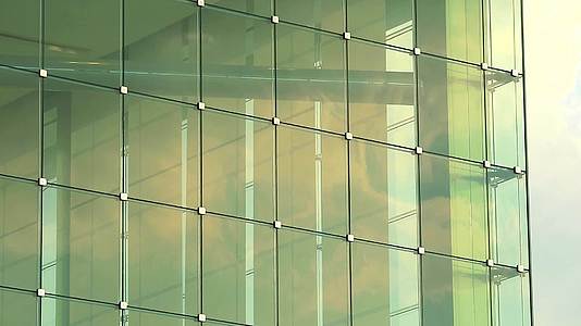 节能建筑由透明玻璃制成以照亮建筑内部的光线视频的预览图