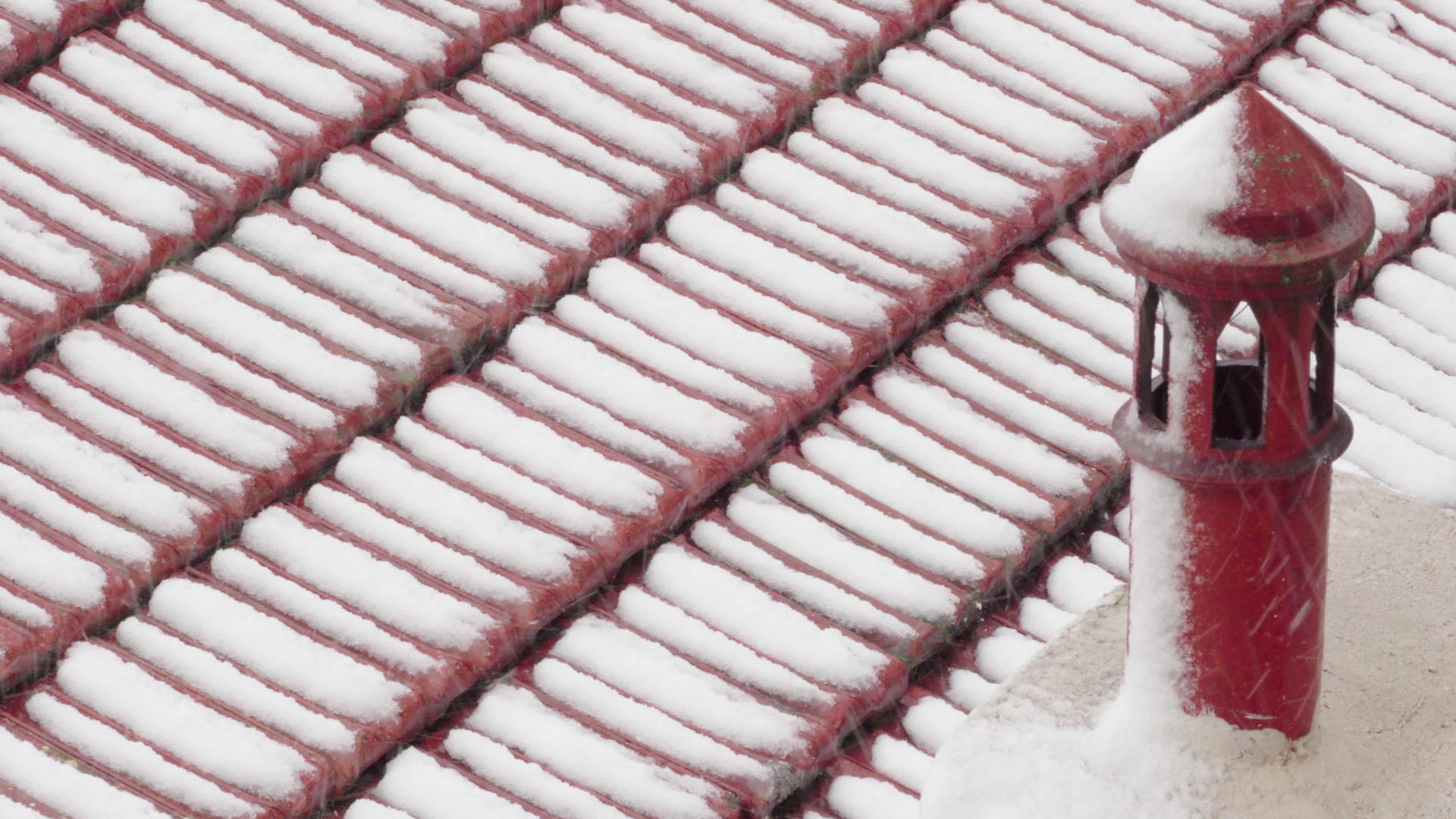 雪落在陶瓷粘土上屋顶上有通风烟囱视频的预览图