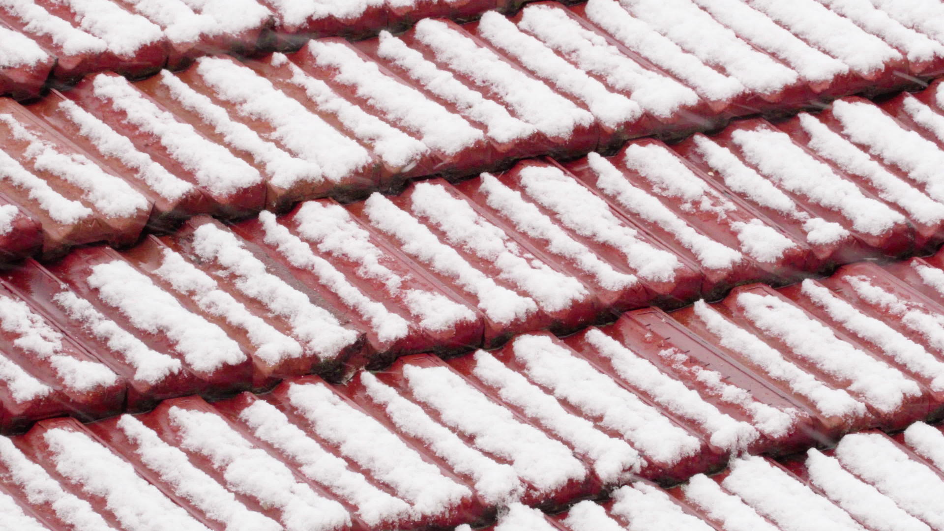 房子的屋顶上屋顶上的雪落在陶瓷粘土上视频的预览图