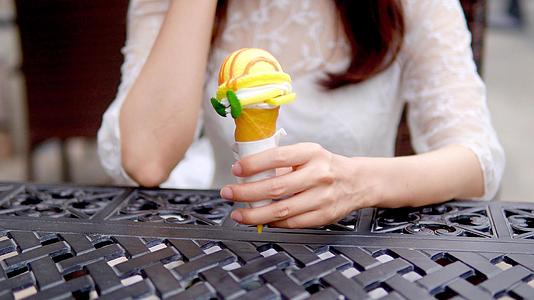 夏天女性拿着冰淇淋雪糕视频的预览图