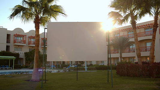 太阳照在城市的空白标志后面视频的预览图