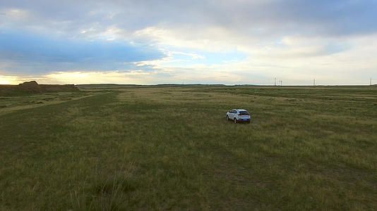 草原上汽车驶过视频的预览图
