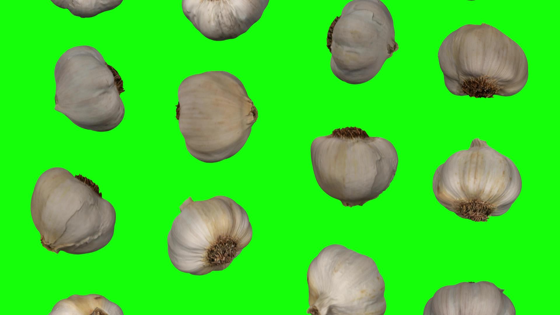 大蒜在绿色背景下翻滚视频的预览图