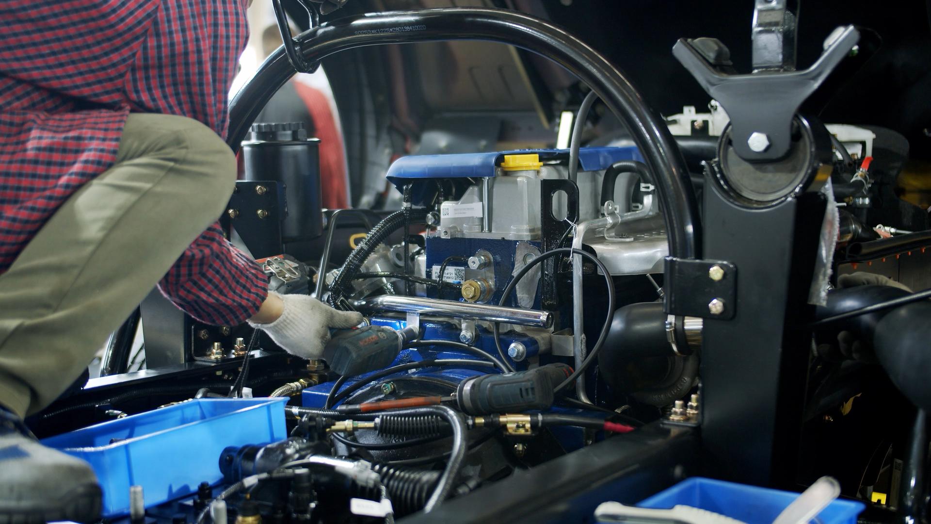 4K实拍工人组装生产汽车视频的预览图
