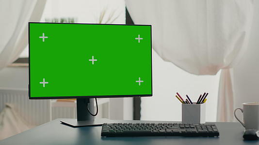 强大的计算机与彩色子钥匙绿屏模拟站在桌子上视频的预览图
