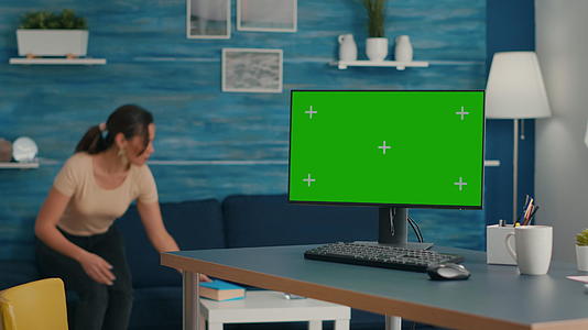 用强大的计算机模拟绿色屏幕染色键站在桌子上视频的预览图