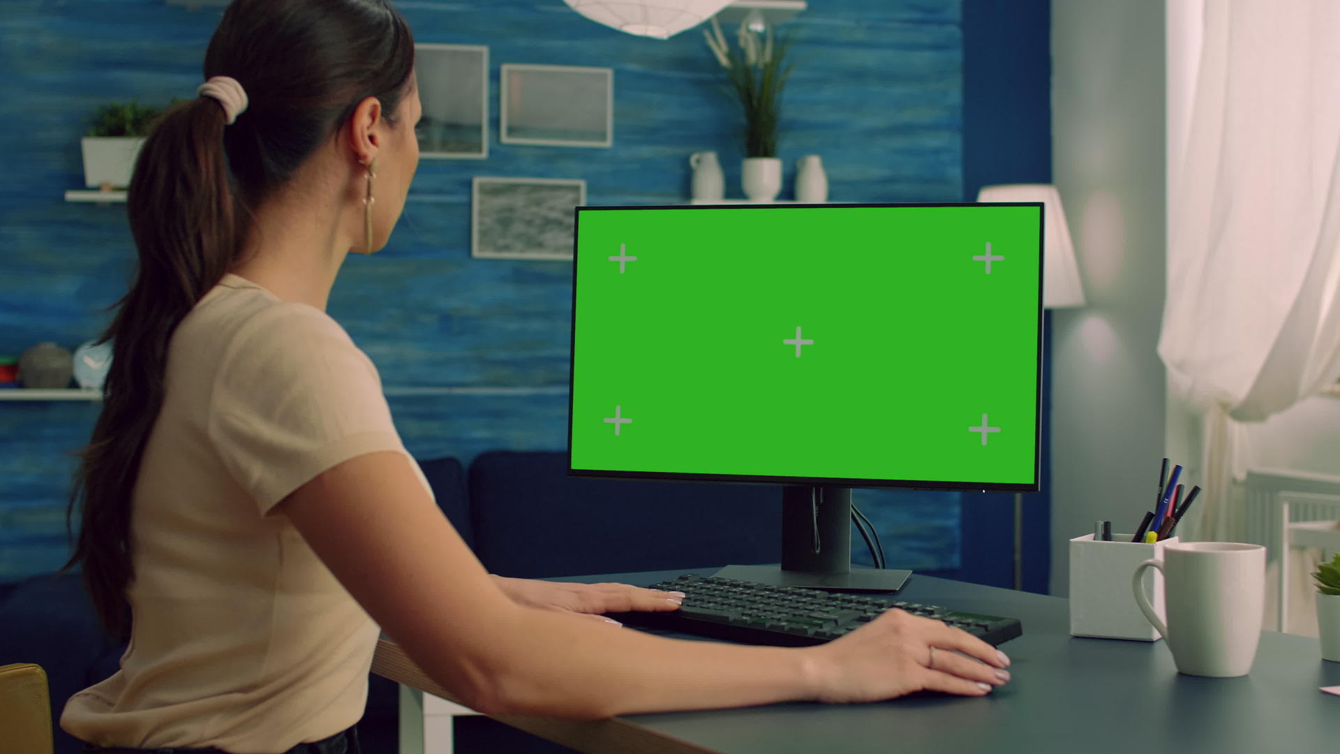 在电脑上与队友有业务联系的女性视频的预览图