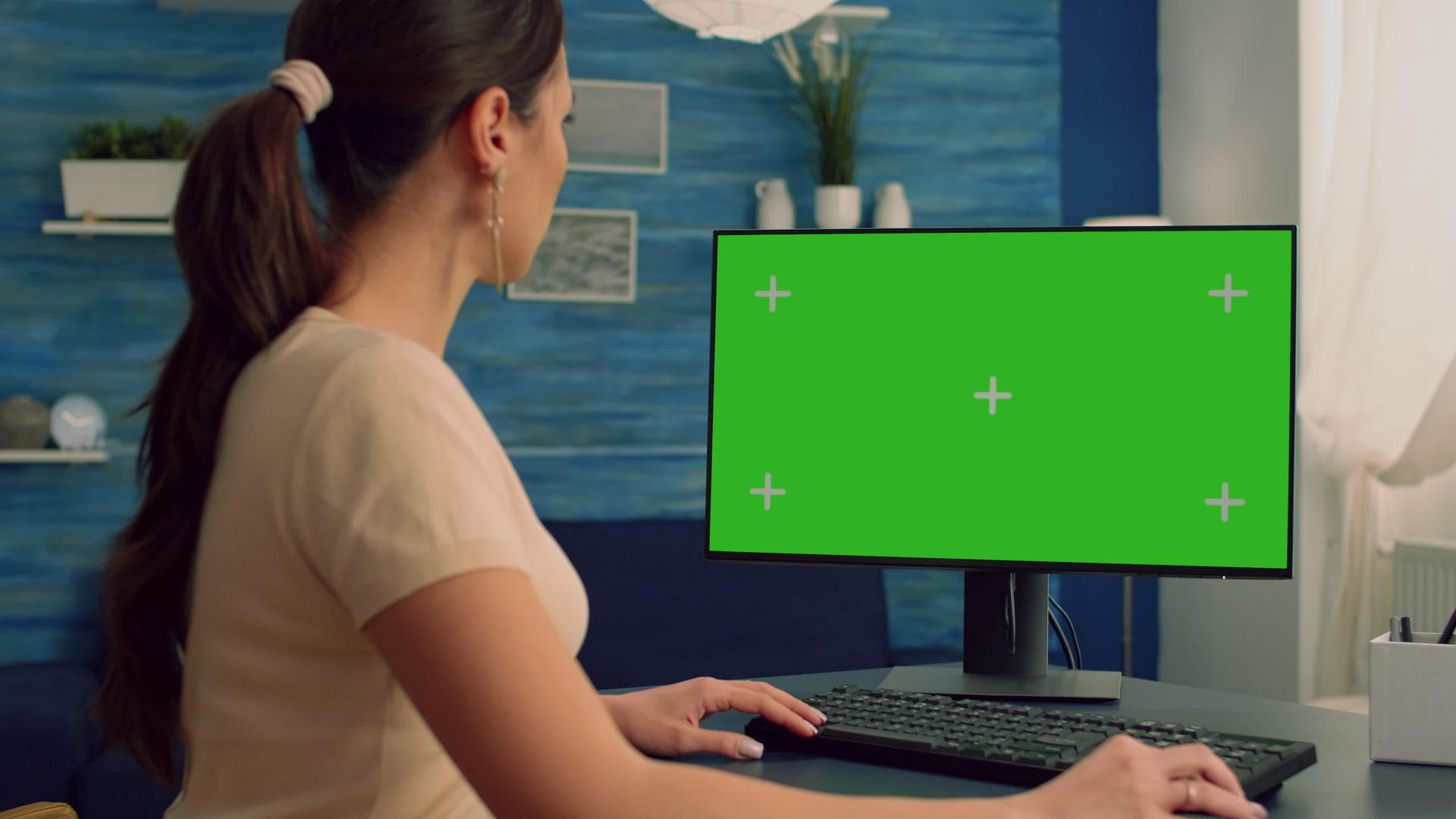 商业女性浏览电脑模拟绿色屏幕染色仪器密钥显示视频的预览图