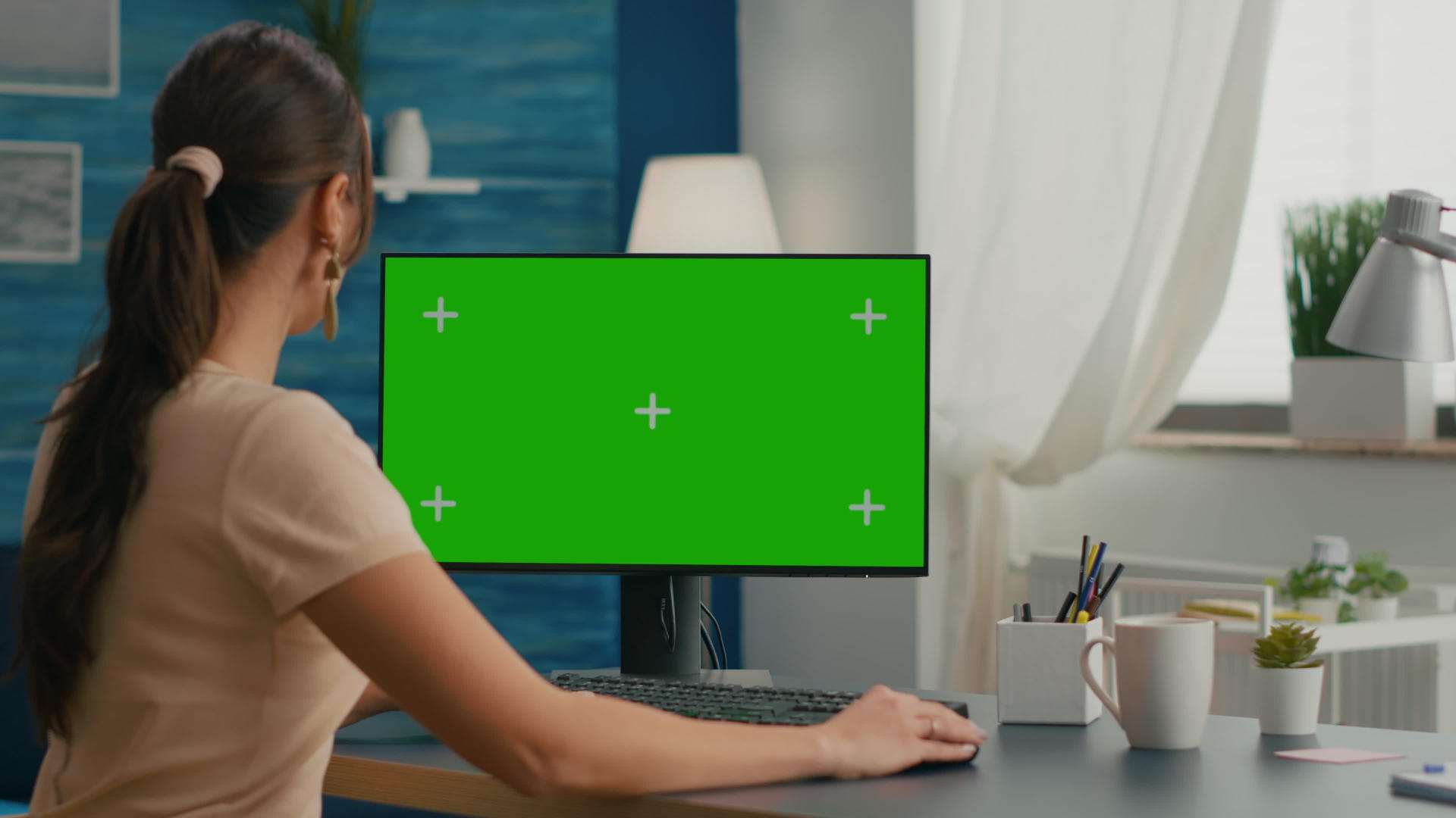 在专业计算机上进入商业女商人视频的预览图