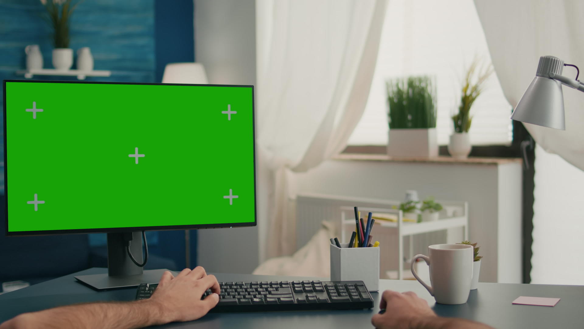 用电脑把绿色屏幕染成绿色屏幕坐在桌子旁边视频的预览图