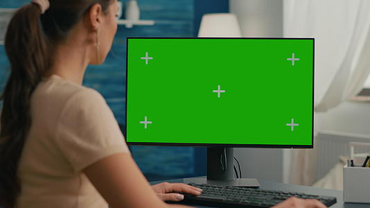 关闭女商人使用个人计算机视频的预览图