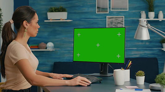 天主教妇女从事强大的计算机工作视频的预览图