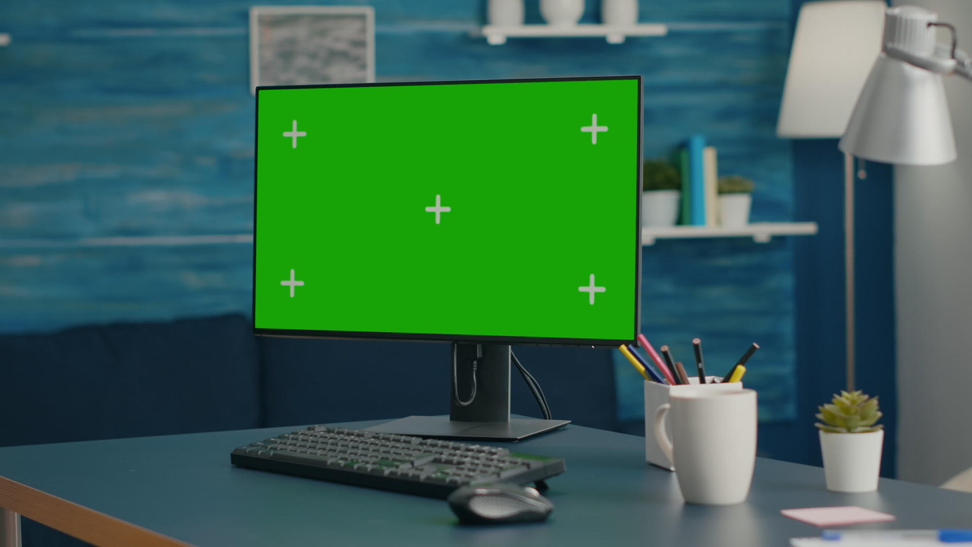 专业强大的计算机具有模拟绿屏色度键视频的预览图