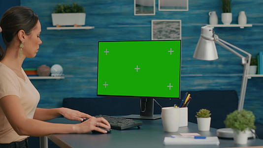 从事个人个人电脑工作模拟绿色屏幕染色体显示器视频的预览图