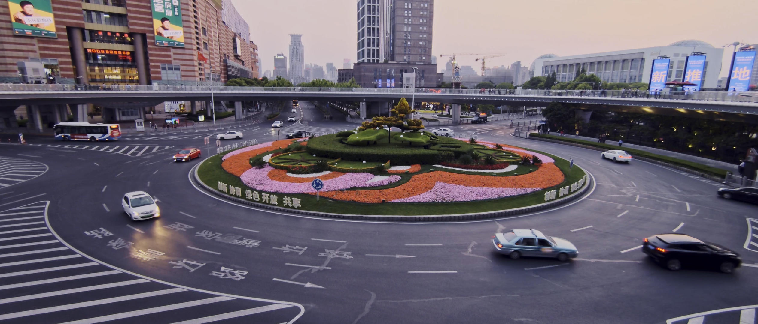 上海陆家嘴环路车流视频的预览图