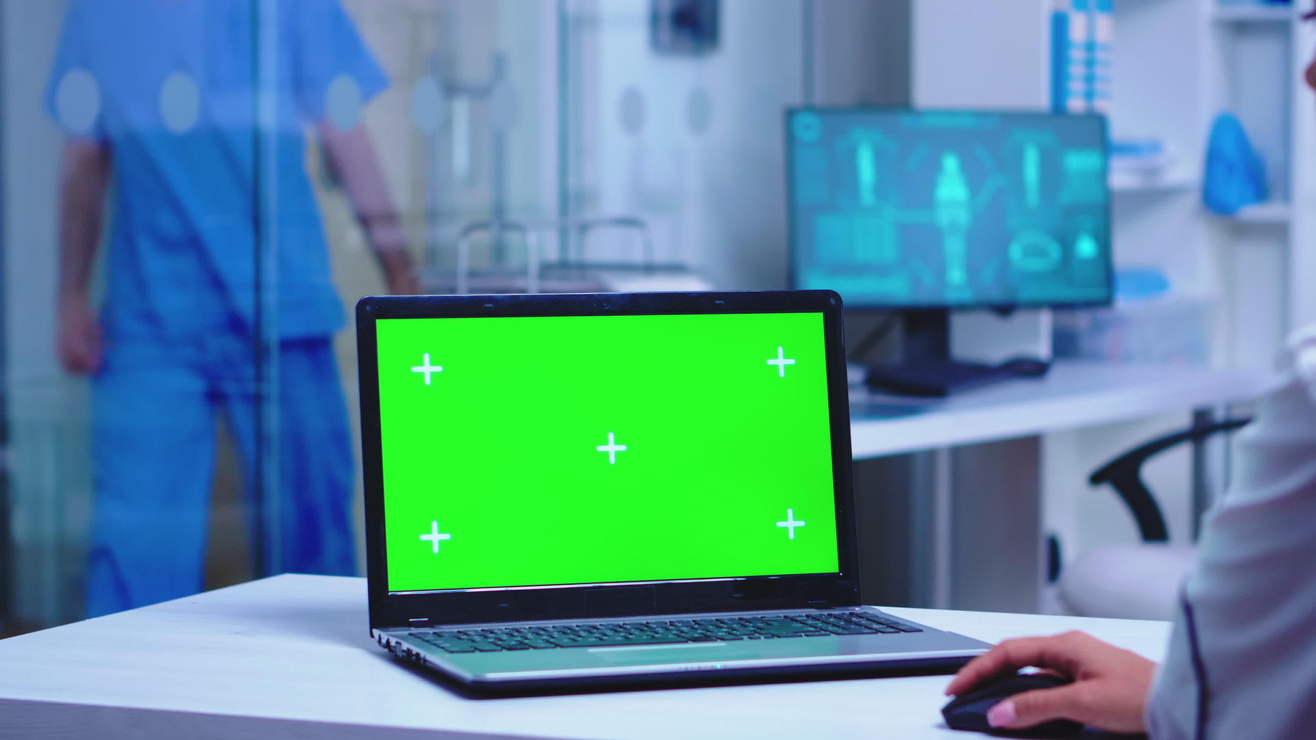 健康医生使用绿色屏幕笔记本电脑视频的预览图