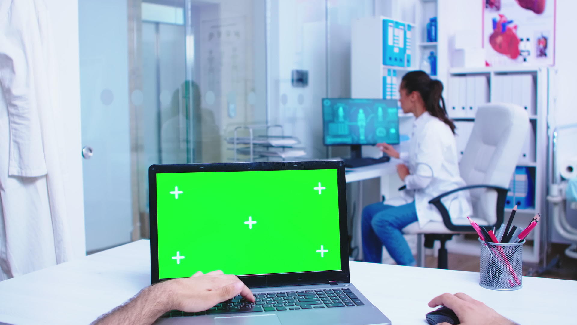膝上电脑显示器的第一个视角是绿色模型视频的预览图
