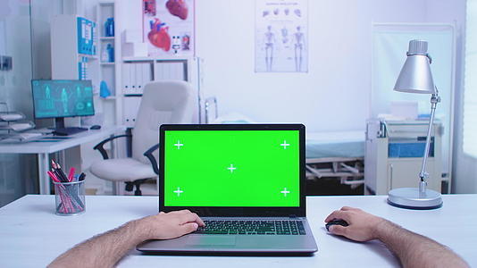 使用带有复制空间的膝盖计算机的助手视频的预览图