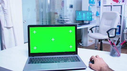 用绿色屏幕笔记本电脑拍摄医生的第一个透视镜头视频的预览图