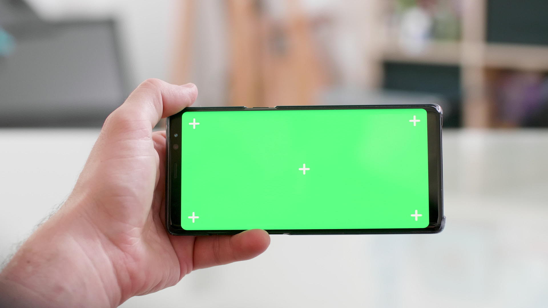 使用绿色屏幕横向握住智能手机并使用绿色屏幕视频的预览图