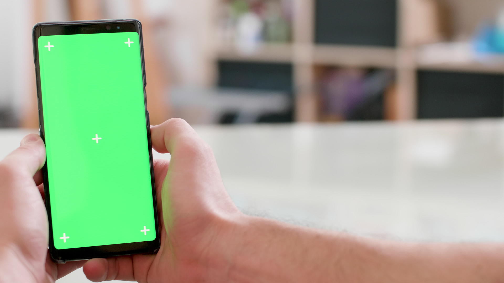 智能手机在绿色屏幕上显示平滑的幻灯片视频的预览图