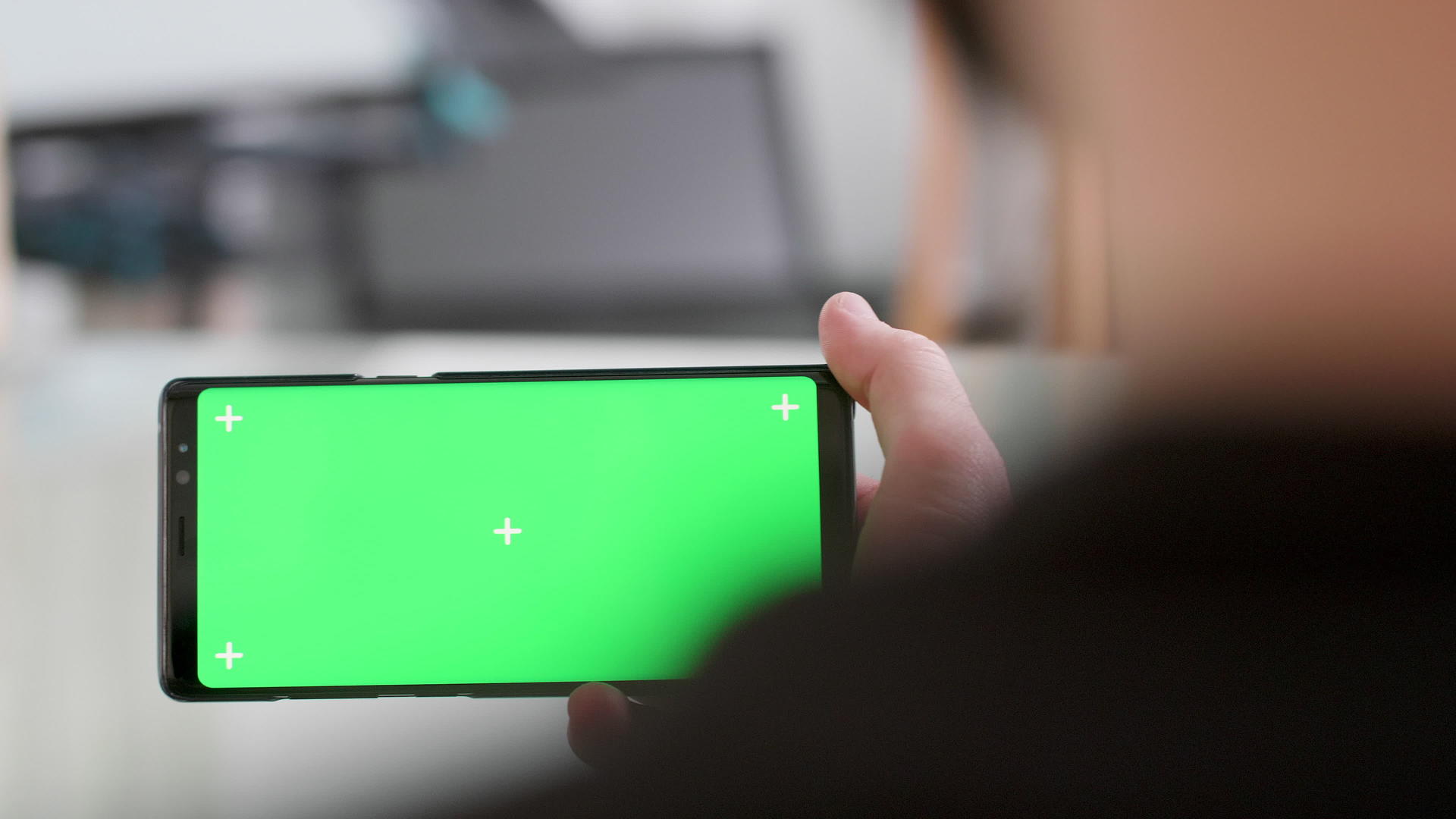 智能手机的绿色屏幕暴露在肩部的镜头上视频的预览图