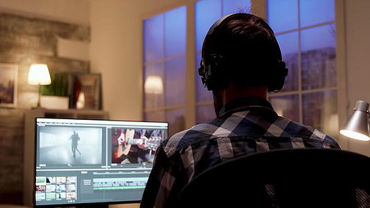 内容创作者使用耳机在电影中安装声音视频的预览图