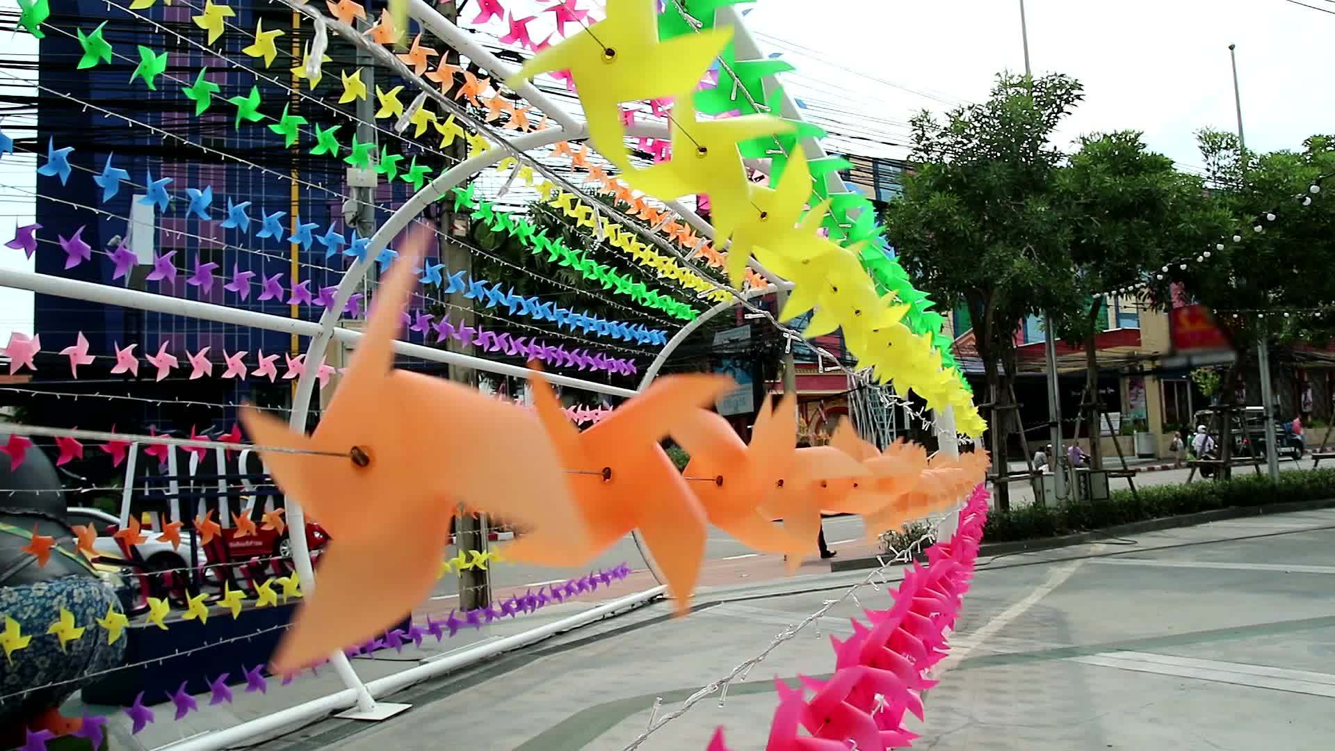 彩虹风车玩具在购物中心装饰视频的预览图