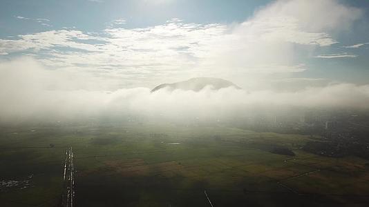 清晨白云在山上移动绿色的稻田上飘扬视频的预览图