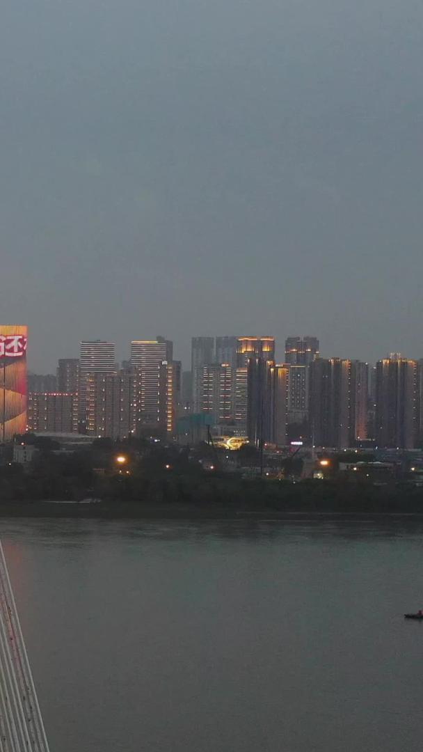 武汉长江二桥夜景航拍视频视频的预览图