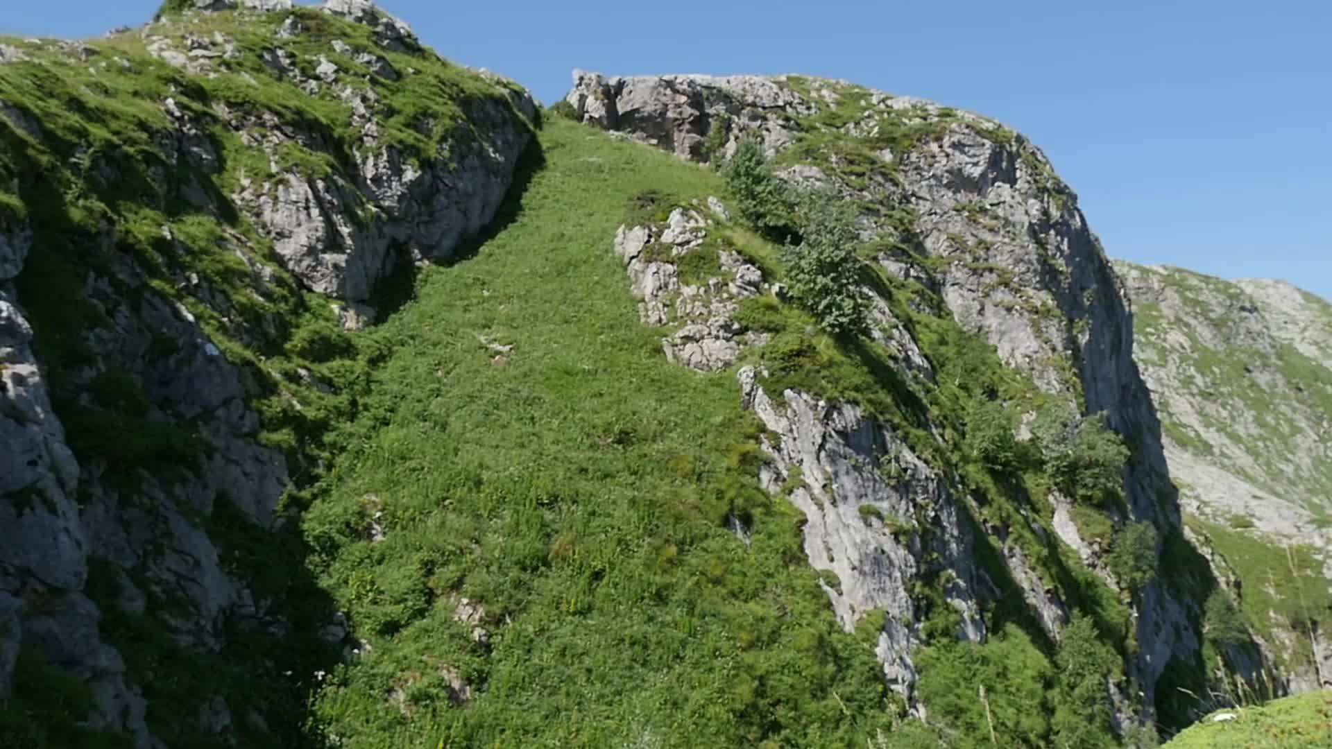 两名徒步旅行者在比利牛斯山上行走视频的预览图