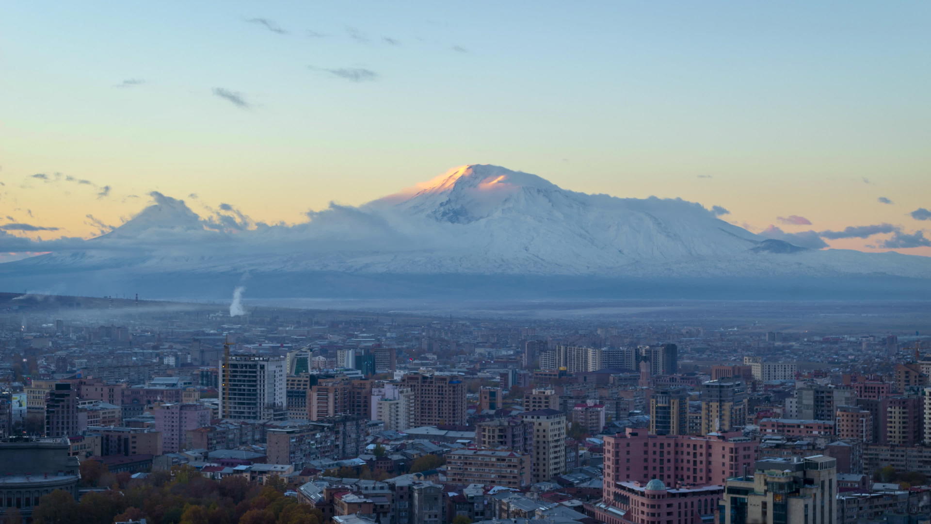 Yerevan阿拉特山日出时城市和雪盖的背景时间视频的预览图