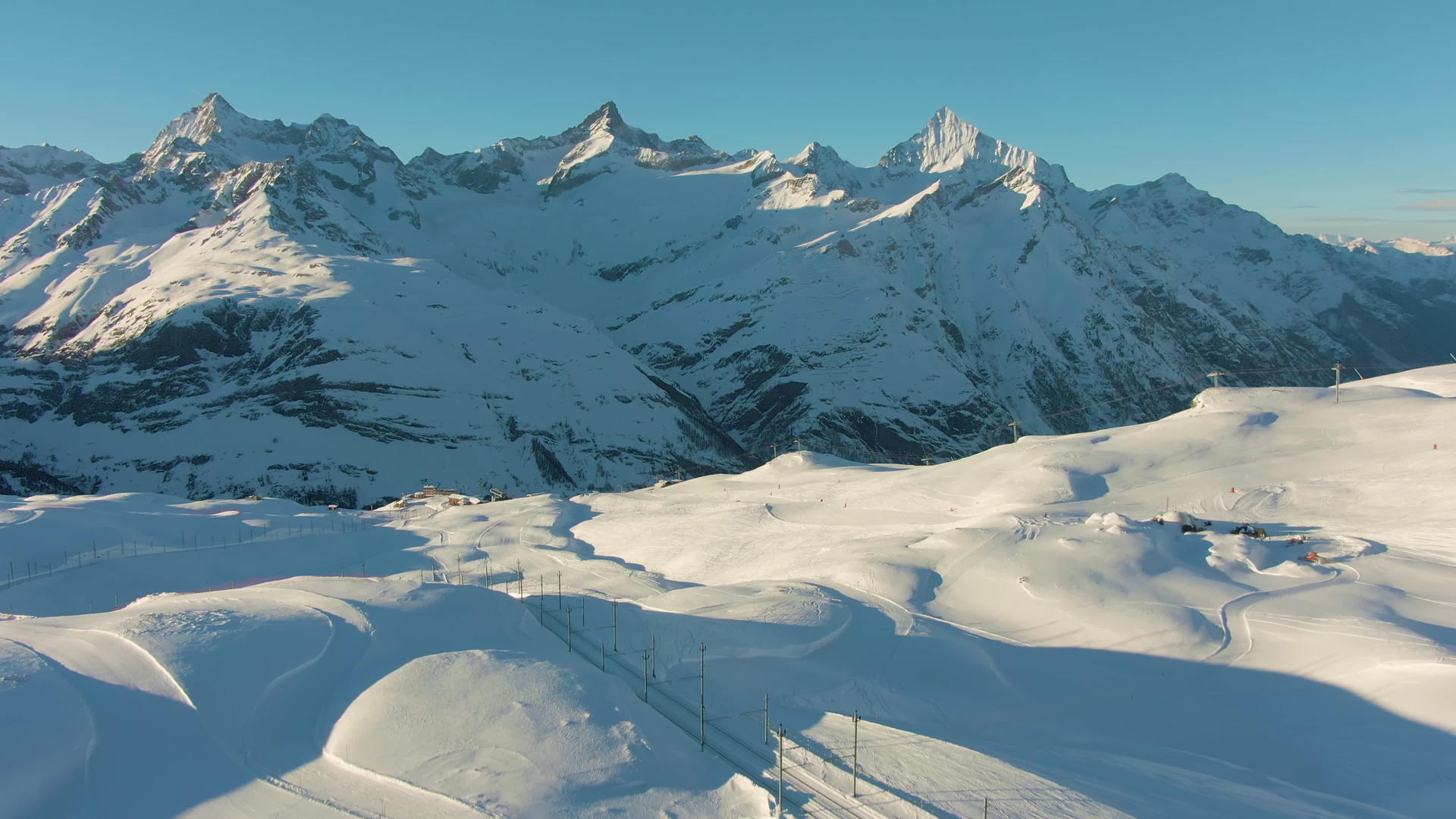 在阳光明媚的冬季雪山上瑞士阿尔卑斯山瑞士的鸟瞰图揭示了射击视频的预览图