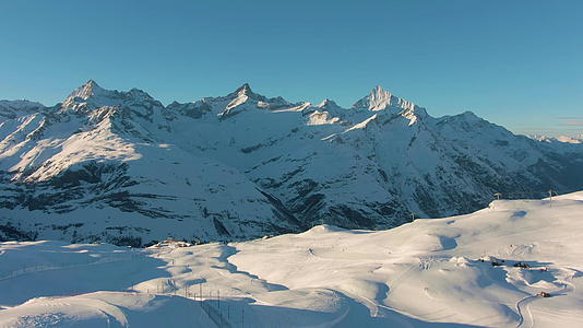 冬季雪山、瑞士阿尔卑斯山和瑞士的鸟瞰图显示无人机向无人机射击视频的预览图