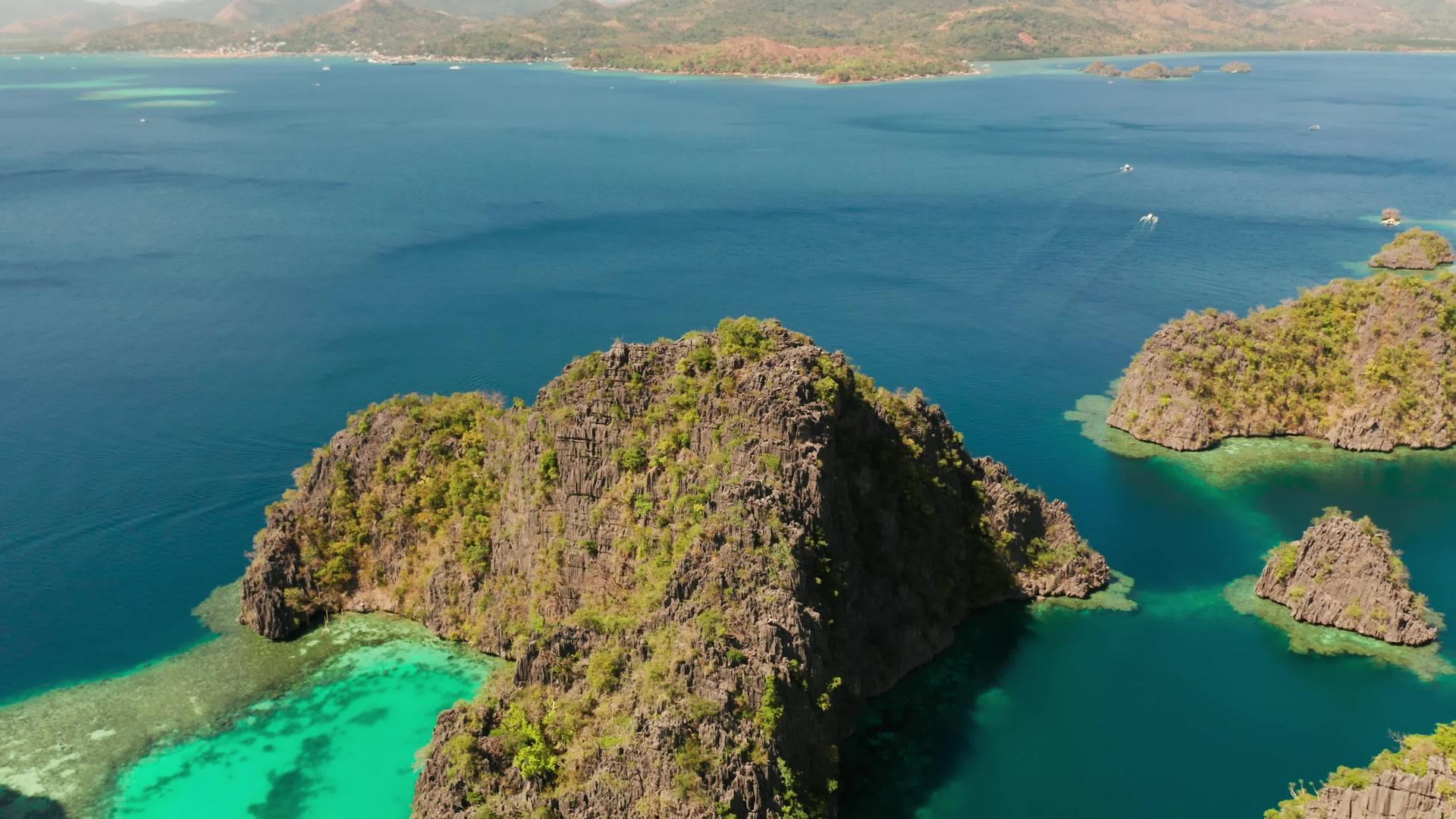 环礁湖和绿水的海景视频的预览图