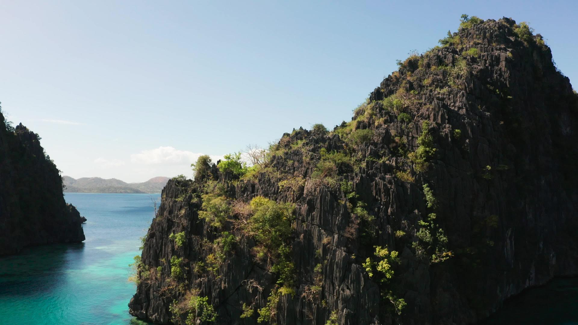 环礁湖和绿水的海景视频的预览图