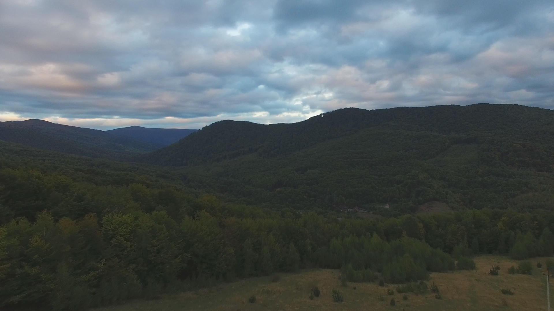 清晨和夏天美丽的山景喀尔巴阡的天空视频的预览图
