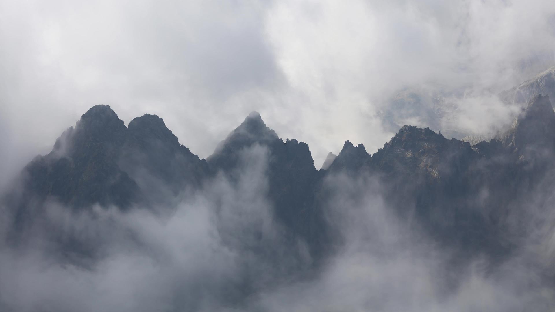 山脊上雾云的电影视频的预览图
