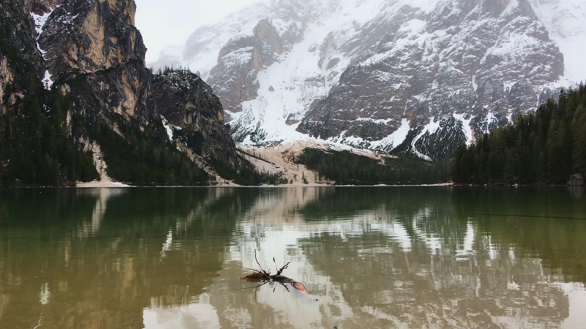冬季山区湖视频的预览图