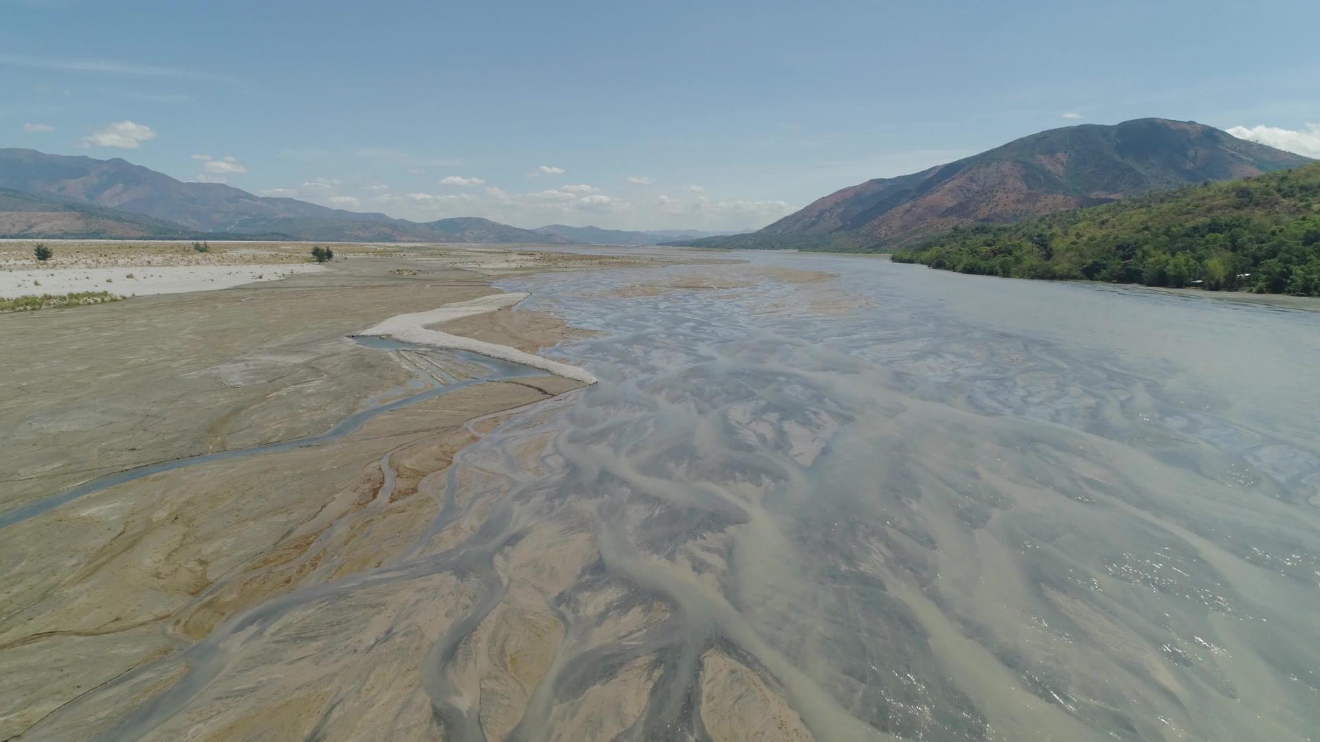 黑暗的河平原吕宋视频的预览图