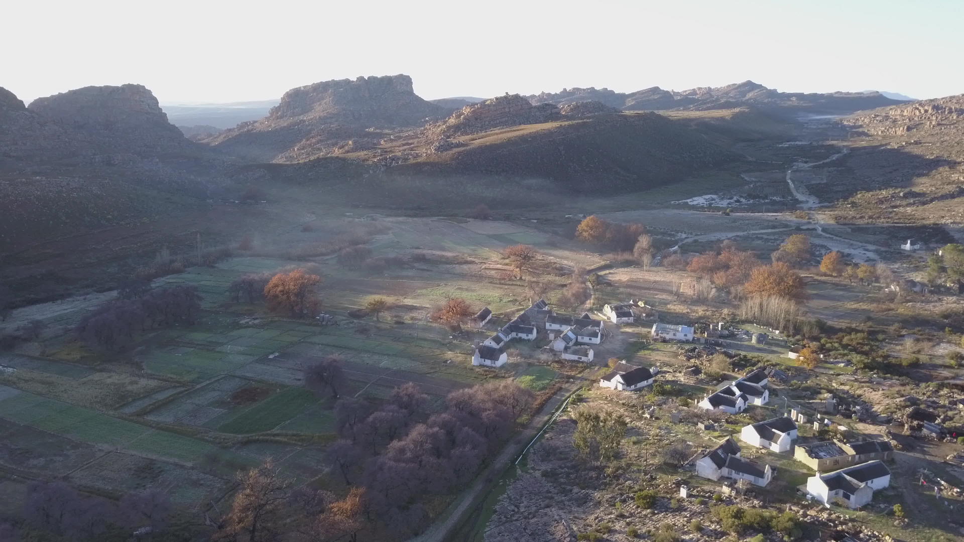 飞越非洲南部的小村庄视频的预览图