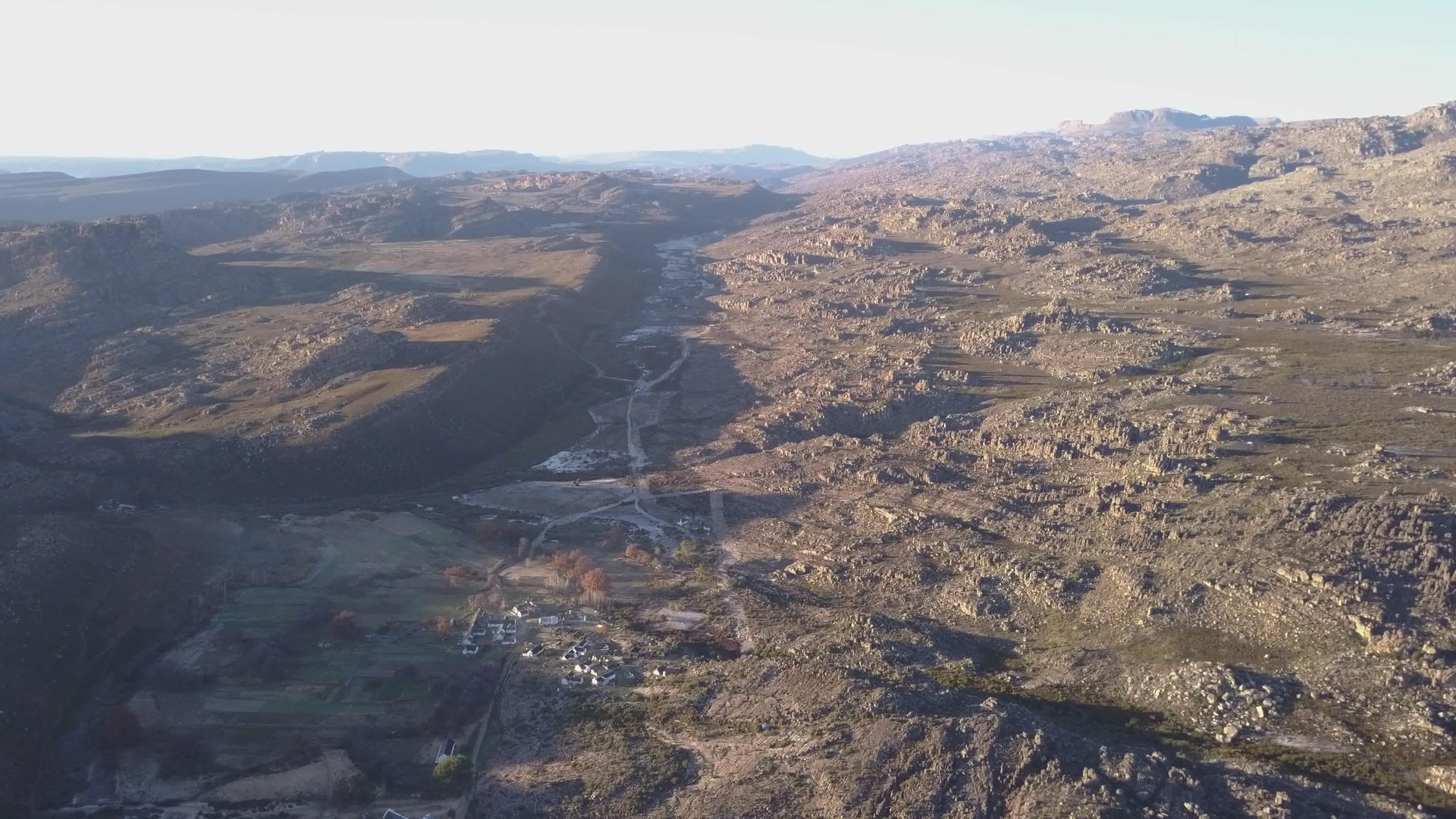 飞越非洲南部Cederberg空中飞行的小村庄视频的预览图