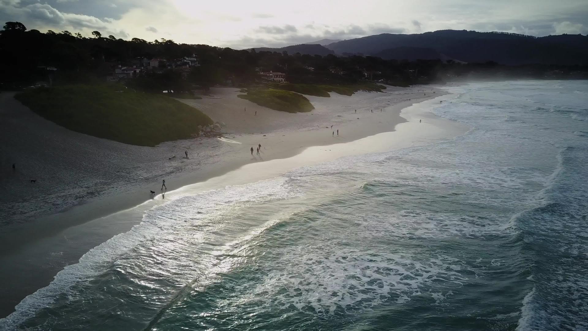 白天在海滩上行走的人群在空中视频的预览图