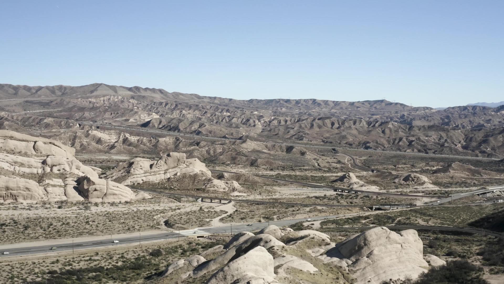 公路空中立交桥穿过山区和沙漠地区视频的预览图