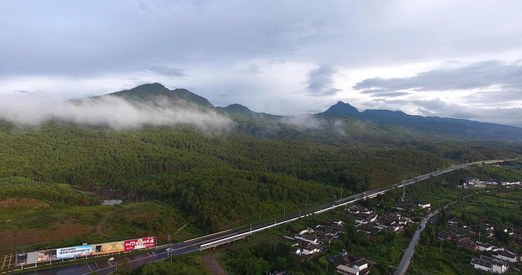 4K航拍云雾缭绕山峰视频的预览图
