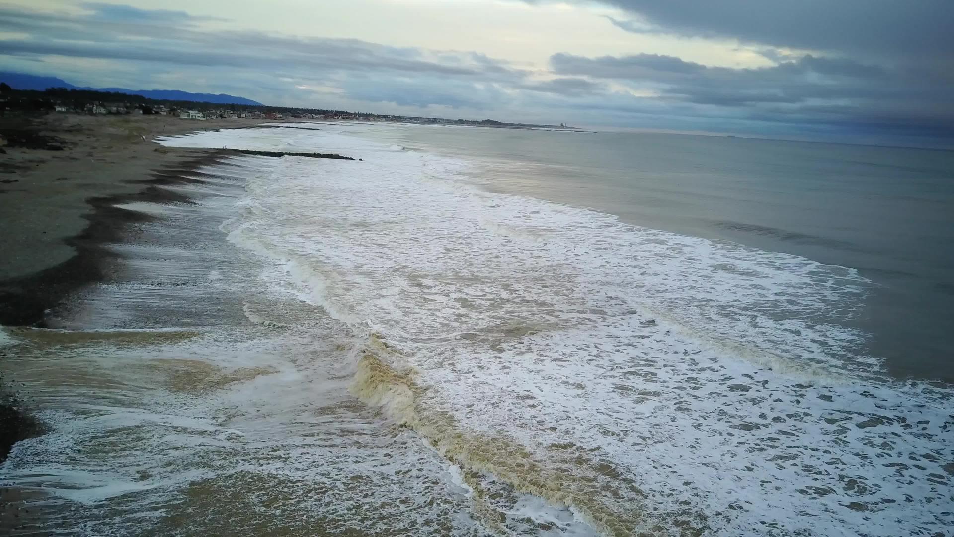海滩岸边的空气被击中视频的预览图
