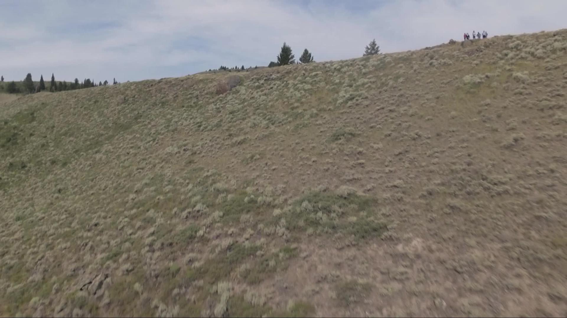 山边的山坡视频的预览图